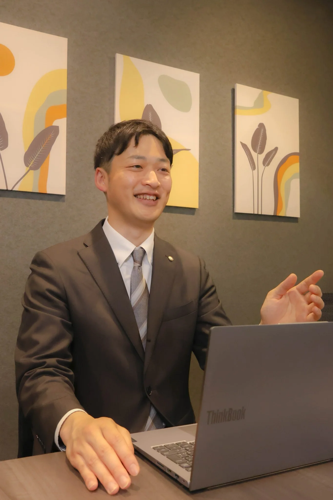 ノートパソコンを前に相談に応じる宮津大輔